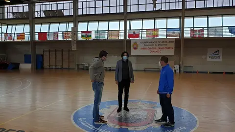 El alcalde y el concejal visitan el polideportivo