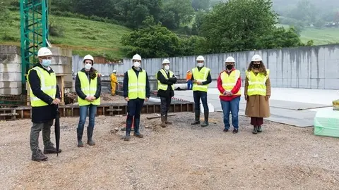 11:30 horas. Puente Viesgo. El vicepresidente y consejero de Universidades, igualdad, Cultura y Deporte, Pablo Zuloaga, visita el estado de las obras del Centro de Arte Rupestre de Cantabria. 4 de junio de 2021 &copy; Ra&uacute;l Lucio