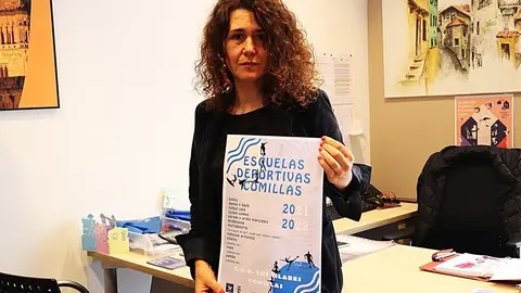 La concejala de Deporte, Vanesa S&aacute;nchez Trueba, con el cartel de la oferta deportiva para la temporada 2021/2022