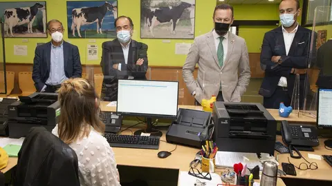 El Consejero De Desarrollo Rural, Ganader&iacute;a, Pesca, Alimentaci&oacute;n Y Medio Ambiente, Guillermo Blanco, Visita La Oficina Comarcal Agraria De Torrelavega.