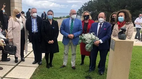 El consejero de Sanidad, Miguel Rodr&iacute;guez, en la inauguraci&oacute;n de la escultura en Comillas