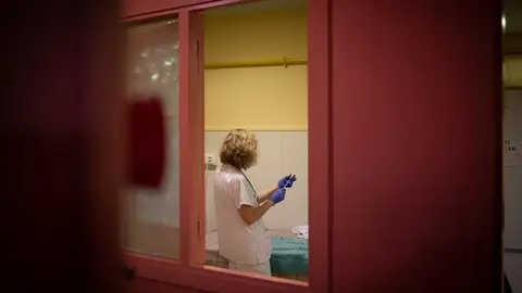 Una sanitaria prepara una dosis de la vacuna de Janssen, en el centro abierto de la Fundaci&oacute; Arrels, el d&iacute;a de la jornada de vacunaci&oacute;n a personas sin hogar, a 3 de junio de 2021, en Barcelona, Catalu&ntilde;a (Espa&ntilde;a). Las personas sin hogar que lo deseen, podr