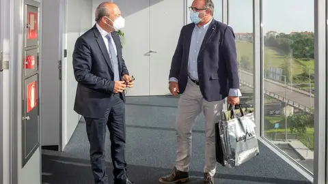 El consejero de Industria, Turismo, Innovaci&oacute;n, Transporte y Comercio, Javier L&oacute;pez Marcano, recibe al alcalde de Vega de Li&eacute;bana.