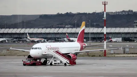 Archivo - Un avi&oacute;n de la compa&ntilde;&iacute;a Iberia en el Aeropuerto de Madrid-Barajas Adolfo Su&aacute;rez, en Madrid a 21 de noviembre de 2019.