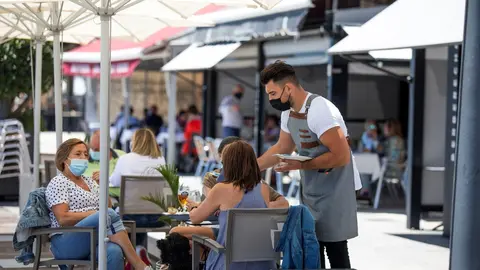 Varias personas en una terraza del paseo mar&iacute;timo de la playa de Sanxenxo, a 4 de junio de 2021, en Sanxenxo, Pontevedra, Galicia, (Espa&ntilde;a). interpersonal.
