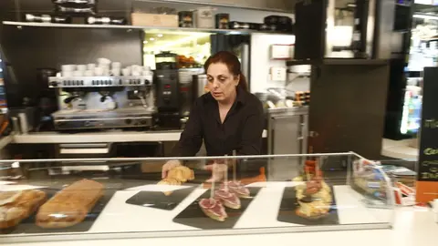 Archivo - trabajador, trabajando, camarero, bar, aut&oacute;nomo, consumo, tapas, cafeter&iacute;a, precios, IPC, empleo, paro, parados, hosteler&iacute;a, chorizo, tortilla