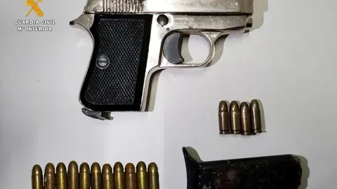 Pistola intervenida al detenido