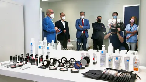 El vicepresidente del Gobierno, Pablo Zuloaga, el consejero de Sanidad, Miguel Rodr&iacute;guez, y el jefe del servicio de Oncolog&iacute;a Radioter&aacute;pica, Pedro Jos&eacute; Prada, presentan la consulta oncoest&eacute;tica para pacientes con c&aacute;ncer en el Hospital Valdecilla.