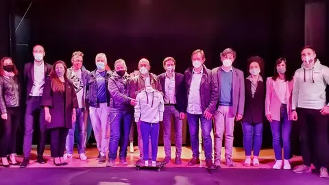 Acto de presentaci&oacute;n de la camiseta solidaria de Rosa Navidad y Sanvi Surf