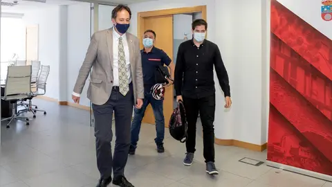 El consejero de Obra P&uacute;blicas, Ordenaci&oacute;n del Territorio y Urbanismo, Jos&eacute; Luis Gochicoa, mantiene una reuni&oacute;n con representantes de las Mesas de Movilidad de Cantabria.