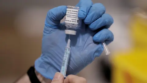 Un sanitario sostiene una vacuna contra el Covid-19, a 1 de junio de 2021, en el Hospital Isabel Zendal, en Madrid, (Espa&ntilde;a). La Comunidad de Madrid comenz&oacute; ayer, 31 de mayo, a vacunar a las 213.300 personas menores de 60 a&ntilde;os que recibieron la primera do