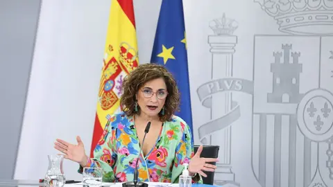 La ministra portavoz y ministra de Hacienda, Mar&iacute;a Jes&uacute;s Montero comparece en una rueda de prensa, posterior al Consejo de Ministros, en el Complejo La Moncloa, a 25 de mayo de 2021, en Madrid (Espa&ntilde;a). Unos de los temas aprobado en el Consejo de Ministro
