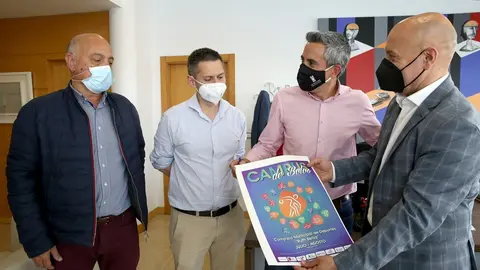 El vicepresidente y consejero de Universidades, Igualdad, Cultura y Deporte, Pablo Zuloaga, se re&uacute;ne con el presidente de la Federaci&oacute;n C&aacute;ntabra de Bolos, Norberto Ortiz, para presentar el proyecto &lsquo;Madera de ser: Campus de verano&rsquo;.