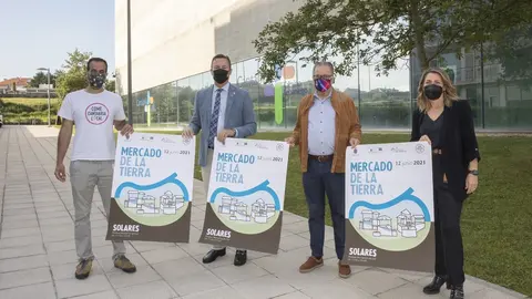 El consejero de Desarrollo Rural, Ganader&iacute;a, Pesca, Alimentaci&oacute;n y Medio Ambiente, Guillermo Blanco, presenta, junto al alcalde de Medio Cudeyo, Juan Jos&eacute; Perojo, la feria agroalimentaria Mercado de la Tierra.