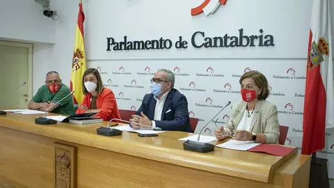 Rueda de prensa de Paula Fern&aacute;ndez y Pedro Hernando, del PRC; y los representantes de UGT y CCOO en Correos, Monserrat Noriega y Juan Carlos Aizpurua, en el Parlamento