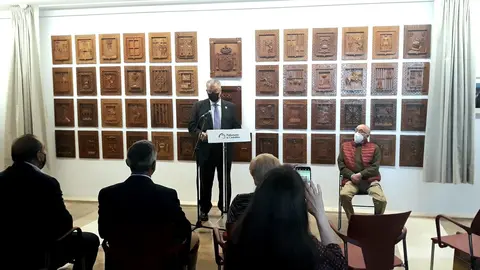 Acto de presentaci&oacute;n de la colecci&oacute;n de escudos tallados en madera dinada al Parlamento