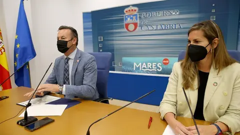 El consejero de  Medio Ambiente, Guillermo Blanco, acompa&ntilde;ado de la responsable de comunicaci&oacute;n de Coca-Cola para el &aacute;rea norte, Ane Epalza, presenta en rueda de prensa las nuevas acciones del proyecto 'Mares circulares' en Cantabria