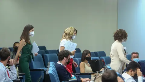 (I-D) La ministra portavoz, Mar&iacute;a Jes&uacute;s Montero; la vicepresidenta tercera y ministra de Trabajo y Econom&iacute;a Social, Yolanda D&iacute;az y la ministra de Derechos Sociales y Agenda 2030, Ione Belarra, a su llegada para comparecer en rueda de prensa tras la celebr