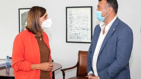 La consejera de Presidencia, Interior, Justicia y Acci&oacute;n Exterior, Paula Fern&aacute;ndez Via&ntilde;a, se re&uacute;ne con el alcalde de Marina de Cudeyo, Pedro P&eacute;rez Ferradas.