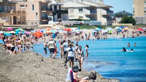 Varias personas en la Playa de Levante, en la Manga del Mar Menor, a 16 de abril de 2021, en Cartagena, Regi&oacute;n de Murcia (Espa&ntilde;a). Este fin de semana se cumple una semana desde el fin del estado de alarma. En Murcia, el fin de este marco jur&iacute;dico se tradu