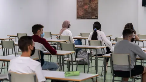 Archivo - Alumnos en un aula