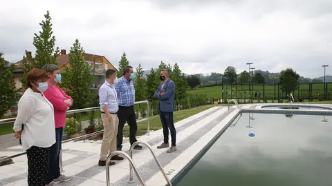 Inauguraci&oacute;n de la pisicna municipal de Penagos