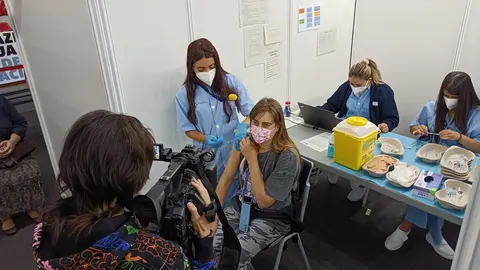 Una joven menor de 50 a&ntilde;os recibe la primera vacuna en el Pabell&oacute;n La Casilla de Bilbao.