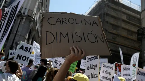 Persona sujetando y levantando una pancarta frente a la Puerta del Sol para exigir una elecci&oacute;n de plazas con garant&iacute;as el 8 de junio de 2021, en Madrid (Espa&ntilde;a). Organizada por la Confederaci&oacute;n Estatal Sindicatos M&eacute;dicos (CESM), con esta nueva protesta, 