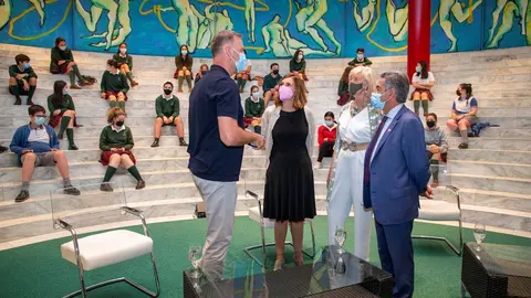 El presidente de Cantabria, Miguel &Aacute;ngel Revilla; la consejera de Presidencia, Paula Fern&aacute;ndez Via&ntilde;a, y la consejera de Educaci&oacute;nMarina Lomb&oacute;, asisten a la presentaci&oacute;n del proyecto FES junto a Pedro Garc&iacute;a Aguado