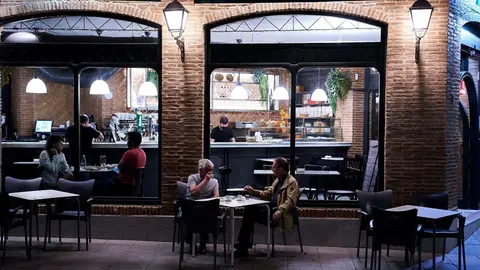 Varias personas en una cafeter&iacute;a 