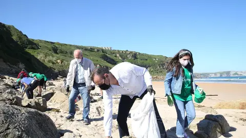 Limpieza de residuos en playas.