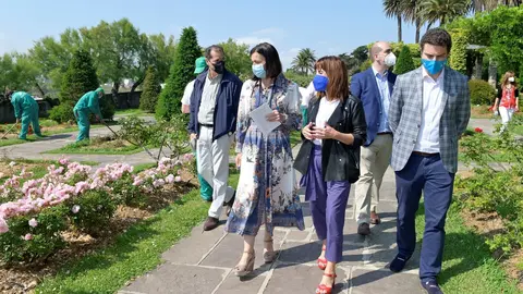 La consejera de Empleo y Pol&iacute;ticas Sociales, Ana Bel&eacute;n &Aacute;lvarez, y la alcaldesa de Santander, Gema Igual, visitan a los alumnos del taller de empleo de jardiner&iacute;a que realizan labores en el Parque de Matale&ntilde;as.