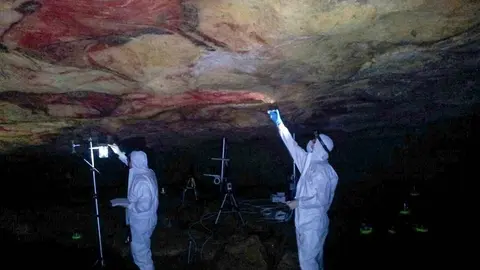 Archivo - Mediciones en la cueva de Altamira