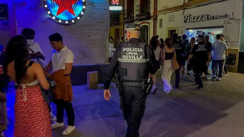 Un polic&iacute;a municipal de Sevilla, le recrimina a un joven que est&aacute; esperando a la puerta de una discoteca que se coloque la mascarilla  15 de mayo del 2021 en Sevilla, Andaluc&iacute;a