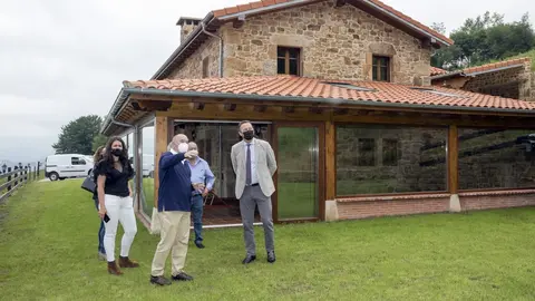 El consejero de Desarrollo Rural, Ganader&iacute;a, Pesca, Alimentaci&oacute;n y Medio Ambiente, Guillermo Blanco, visita un proyecto de diversificaci&oacute;n agr&iacute;cola (finca de ar&aacute;ndanos y casa rural).