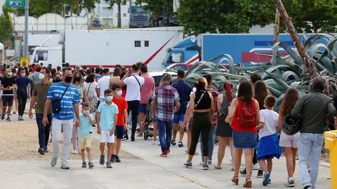 El recinto ferial de Granada se llena de gente con los columpios y atracciones instaladas en la zona pese a la pandemia del coronavirus durante las fiestas del Corpus Christi a 05 de junio del 2021 en Granada, Andaluc&iacute;a.