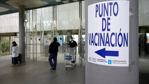 Archivo - Indicaciones para el punto de vacunaci&oacute;n en el Hospital Mar&iacute;timo de Oza, en A Coru&ntilde;a, Galicia (Espa&ntilde;a), a 24 de marzo de 2021. Galicia reanuda hoy, al igual que el resto de las comunidades espa&ntilde;olas, la vacunaci&oacute;n con AstraZeneca, y lo har&aacute; "don