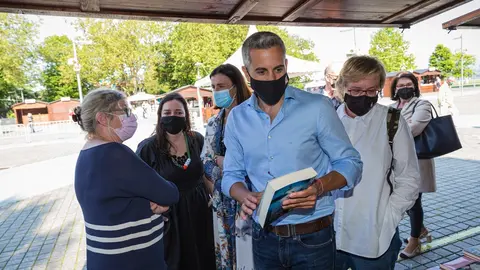 El vicepresidente y consejero de Universidades, Igualdad, Cultura y Deporte, Pablo Zuloaga, y la alcaldesa de Santander en la inauguraci&oacute;n de la 40 Feria del Libro de Santander y Cantabria.