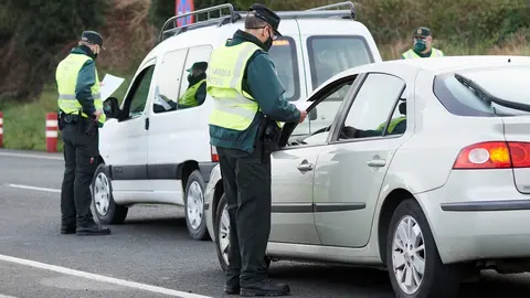 Archivo - Control de tr&aacute;fico de la Guardia Civil en Laredo.