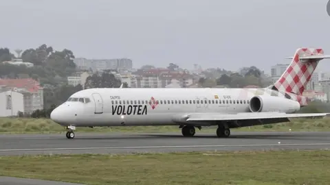 Avi&oacute;n de Volotea en el aeropuerto Seve Ballesteros-Santander