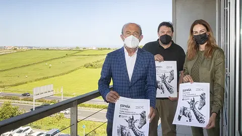 L&oacute;pez Marcano, la directora general de Turismo, Marta Barca, y el director de CANTUR, Bernardo Colsa, sostienen una reproducci&oacute;n del sello. (Foto: SILVIA BOUZO)