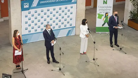 El rector de la UC, con los consejeros de Desarrollo Rural y Econom&iacute;a y la alcaldesa de Santander en el acto de apoyo a la Green Week, en el Paraninfo de la UC