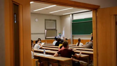 Archivo - Un grupo de estudiantes en un aula con medidas Covid