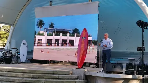 El portavoz regionalista en el Ayuntamiento de Santander, Jos&eacute; Mar&iacute;a Fuentes-Pila, da a conocer el proyecto para transformar el edificio Rema en un centro de surf.