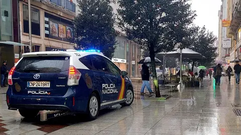 Archivo - Coche de la Polic&iacute;a Nacional en el centro de Santander
