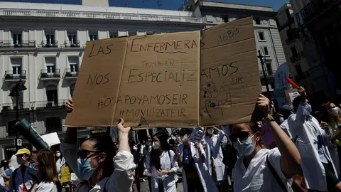 Varios m&eacute;dicos se manifiestan con pancartas frente a la Puerta del Sol para exigir una elecci&oacute;n de plazas con garant&iacute;as el 8 de junio de 2021, en Madrid (Espa&ntilde;a). Organizada por la Confederaci&oacute;n Estatal Sindicatos M&eacute;dicos (CESM), con esta nueva protesta, 