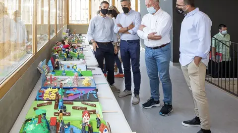 El vicepresidente y consejero de Universidades, Igualdad, Cultura y Deporte, Pablo Zuloaga, asiste a la clausura de la exposici&oacute;n de carrozas en miniatura, organizada por la Asociaci&oacute;n Cultural y Deportiva Kant-Iber.