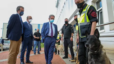 Miguel &Aacute;ngel Revilla, Francisco Mart&iacute;n y Javier L&oacute;pez Marcano junto a los nuevos efectivos que se incorporan al puerto