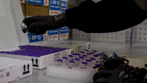 Una trabajadora coloca varias vacunas en las instalaciones del Centro Logista Pharma, a 10 de junio de 2021, en Legan&eacute;s, Madrid, (Espa&ntilde;a). En este recinto se almacenan y distribuyen las dosis de las vacunas frente al Covid-19 que se administran en la regi