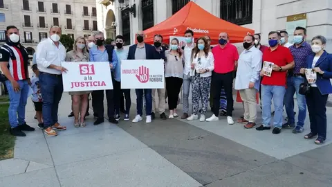 Cargos y simpatizantes de Cs Cantabria frente al independentismo